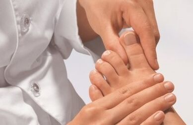 Badanie palców lekarza grzybem nóg